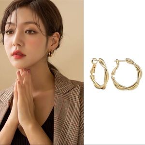 ⭐️Host Pick⭐️Bow Tie Circular Gold Earrings